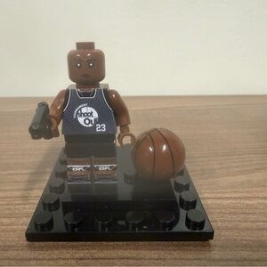 “Shootout” mini figure